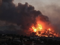 Μαίνεται η φωτιά στην Κορινθία - Καμένα ...