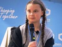 Ο πρόεδρος Τραμπ ειρωνεύεται την ακτιβίσ...