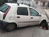 Πάτρα: Λακούβα «κατάπιε» Ι.Χ. - Δείτε ΦΩΤΟ