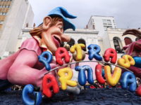 Πάτρα: Οι έμποροι το τσικνίζουν στη στοά...