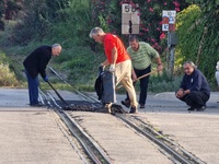 Βάζουν μπαλώματα στις γραμμές του προαστ...