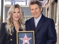 Ο 68χρονος ηθοποιός Γουίλεμ Νταφόε απέκτ...