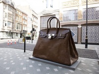 Εκπληξη: Η γιγάντια Birkin bag στη Bond ...