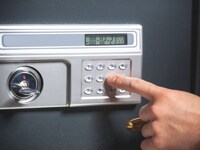 "Σήκωσαν" χρηματοκιβώτιο ενός ...