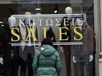 Δεν έχουν να ψωνίσουν ούτε στις εκπτώσει...