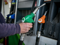 Αυξήσεις - «φωτιά» στη βενζίνη - Εκτοξεύ...