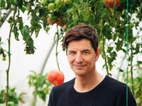 Σάκης Ρουβάς: Σε ρόλο αγρότη ο τραγουδισ...