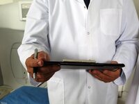 «Γιατρός – μαϊμού»: Έτσι προσέγγιζε τα θ...