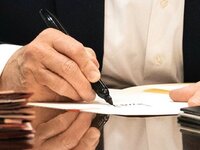 Λευκό χαρτί υπέγραφε ο Τραμπ ενώ «εργαζό...