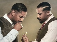 Γιατί θριαμβεύει το «Sinners»; Mπλουζ, β...