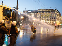 Επεισόδια στη συγκέντρωση αντιεμβολιαστώ...