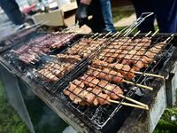 Τι απαντά η κυβέρνηση για ψησταριές και πανηγύρια