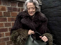 Campaign girl της Loewe η 88χρονη Μάγκι ...