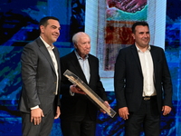 Τσίπρας και Ζάεφ βράβευσαν τον Νίμιτς - ...