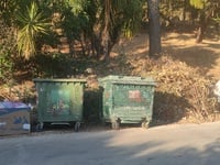Γηροκομειό: Στοίβα από ξερά χόρτα σε 2 κ...