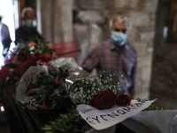 Μίκης Θεοδωράκης: Με κόκκινα και λευκά λ...