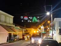 Τοποθετείται ο χριστουγεννιάτικος διάκοσ...