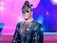 Ο Λάκης Γαβαλάς με headpiece του Πατρινο...