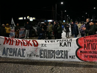 Αιγιάλεια: Οι αγρότες έκλεισαν την εθνικ...