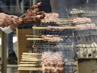 Τσικνοπέμπτη 2021: Ψήσιμο στο μπαλκόνι κ...