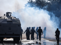 Επεισόδια και χημικά ανάμεσα σε Πυροσβέσ...