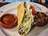 Συνταγή για τάκος με τραγανό κοτόπουλο κ...