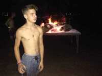 Με μηχανάκια και λευκές μπλούζες αποχαιρ...