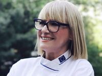 Η Ναυπάκτια σεφ Μαρία Λόη μοιράζει καθημ...