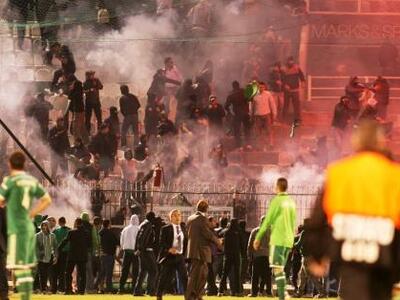 Έπεσαν καρεκλιές στη Λεωφόρο πριν την έν...