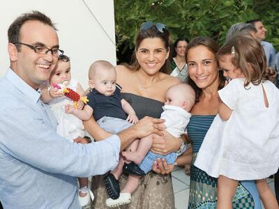 Οι ευτυχείς γονείς με τις κόρες τους και...