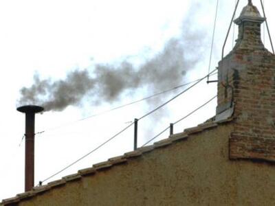 Μαύρος ο πρώτος καπνός από την Καπέλα Σιστίνα