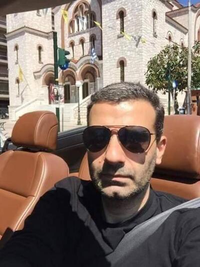 Ο εκλιπών μπροστά στην εκκλησία της Αγία...