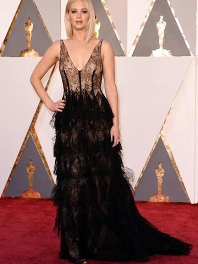 Tζένιφερ Λόρενς με δαντελένιο Dior