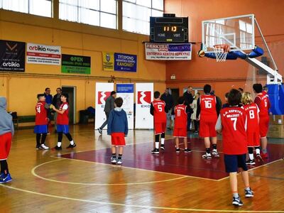 Στιγμιότυπο από αγώνα επίδειξης μικρών α...