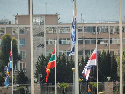 Μεσίστια η ελληνική σημαία στο Υπουργείο...