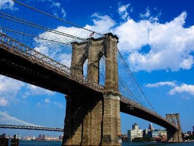 Άγνωστοι κατέβασαν τις αμερικάνικες σημα...