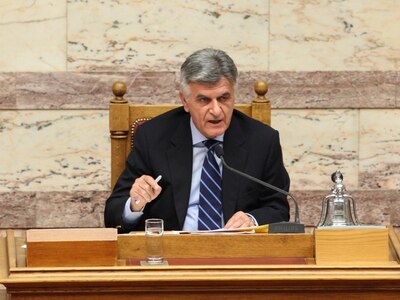 Ο Πετσάλνικος κατέβηκε από την έδρα του ...