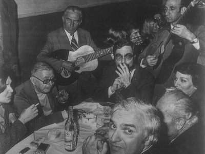 Ο Ζαν-Πωλ Σαρτρ πίνει Δεμέστιχα στην Αθή...