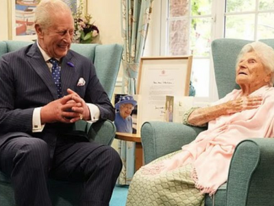 Ο βασιλιάς Κάρολος συνάντησε την γηραιότ...