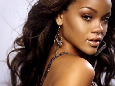 Γυμνή δίπλα στο τζάκι η Rihanna - Δείτε φωτό 