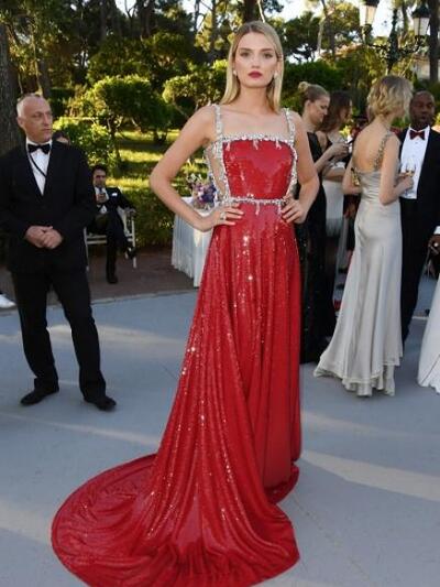 Mε αστραφτερό μάξι Miu Miu η καλλονή της...