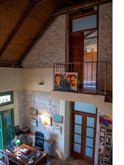 Το σπίτι είναι διαμορφωμένο σαν μεζονέτα...