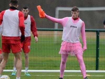 Πήγε στην προπόνηση ντυμένος μπαλαρίνα! ...