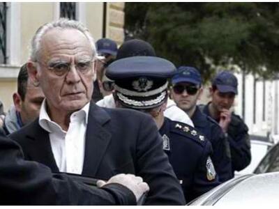 Το ΠΑΣΟΚ αποκηρύσσει τον Ακη Τσοχατζόπου...