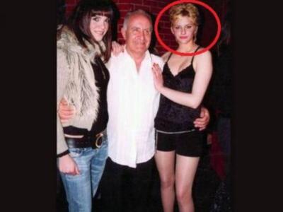 Ποιο γνωστό μοντέλο είναι η ξανθιά κοπέλ...