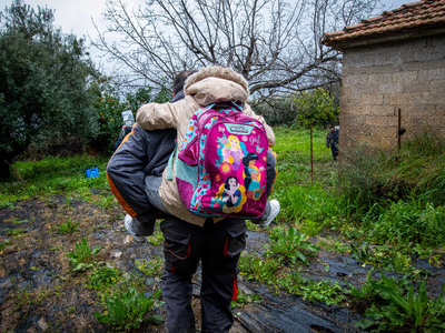 Μαζαράκι Πηνείας: Με τα χέρια μετέφεραν ...
