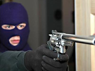 Με κουκούλες και όπλο λήστεψαν πρατήριο ...