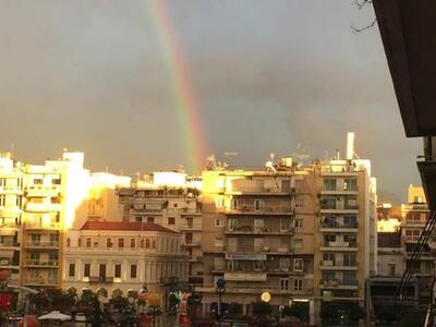 Ένα τεράστιο ουράνιο τόξο πάνω από την π...