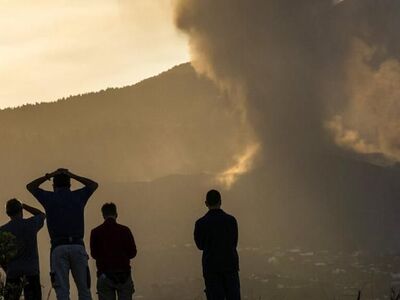 Λα Πάλμα: Συνεχίζει να βρυχάται το ηφαίσ...
