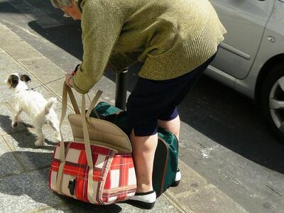 Νεαρός άρπαξε την τσάντα ηλικιωμένης στα...